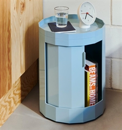 Facet Cabinet inkl. hjul lav i misty blue fra HAY