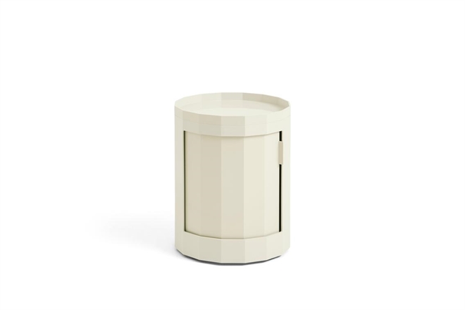 Facet Cabinet inkl. hjul lav i eggshell fra HAY