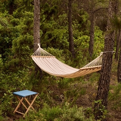 Outdoor Market Hammock - Hængekøje beige/rød fra HAY