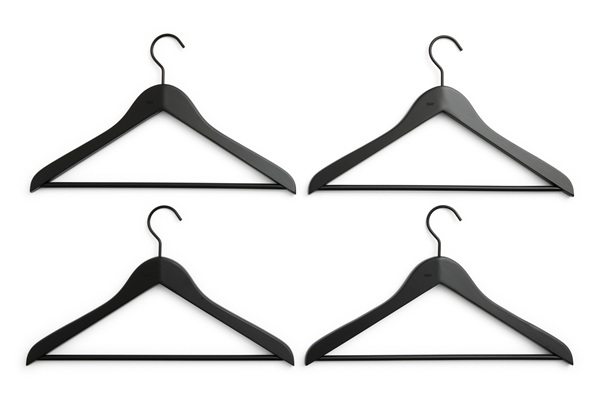 Smooth coat hanger - 4 slim buksebøjler i sort fra HAY