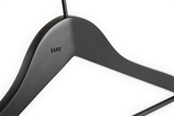 Smooth coat hanger - 4 slim buksebøjler i sort fra HAY