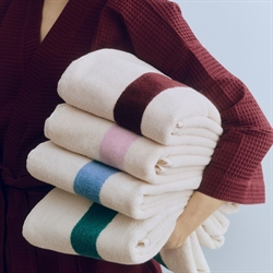 Stripe badehåndklæde 70x140 cm flere farver fra HAY