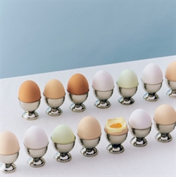  Essential Steel egg cup - rustfri stål æggebæger fra HAY