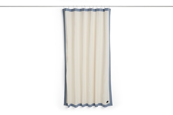 Badeforhæng Outline i blå/cream fra HAY