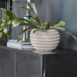 HDHapp urtepotteskjuler i råhvid fra House Doctor