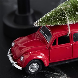 Julebil i rød med juletræ på taget fra House Doctor