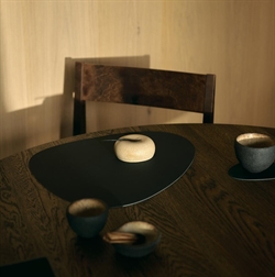 Dækkeserviet recycle læder curve Nupo large black Ink fra LindDNA