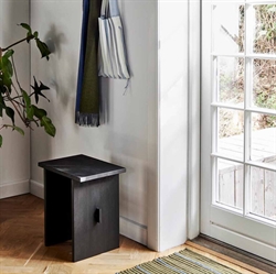 OAK skammel i egetræ sort fra MOUD Home