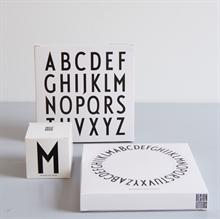 Børnestel i melamin fra Design Letters med Arne Jacobsens bogstaver fra 1937. Flot og enkelt design produceret i hårdfør melamin således de små også kan spise med stil mens de lærer alfabetet. 