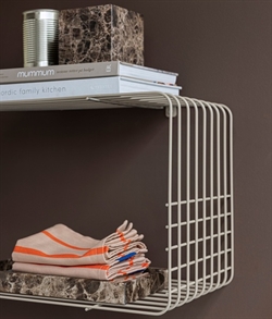 Wire Rack - hylde i sand fra Mette Ditmer
