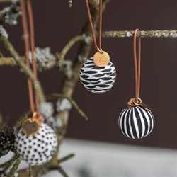 Globe julekugler - sort pk3 fra Mette Ditmer