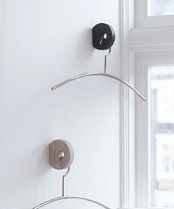 Hook to hanger – knage med plads til bøjle i bejdset eg fra Nordic Function