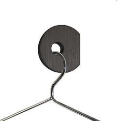 Hook to hanger – knage med plads til bøjle i bejdset eg fra Nordic Function