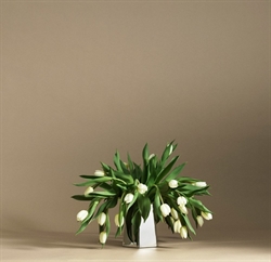Hexa vase medium i poleret rustfri stål fra Normann Copenhagen