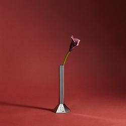 Hexa vase small i poleret rustfri stål fra Normann Copenhagen