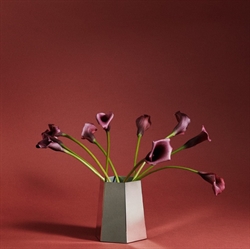 Hexa vase medium i poleret rustfri stål fra Normann Copenhagen