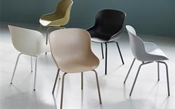 Hyg stol stålstel og farvet sæde fra Normann Copenhagen
