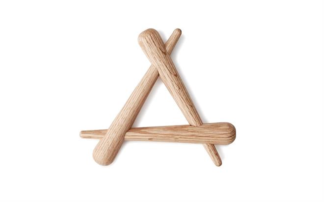 Bordskåner Timber Trivet i eg fra Normann Copenhagen