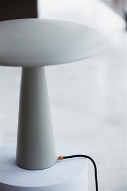 Shelter bordlampe i limestone fra Normann Copenhagen