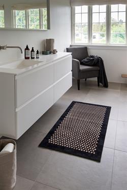 Dørmåtte - Løber Dot sort og sand 67x120 cm fra Tica Copenhagen