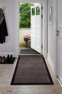 Dørmåtte - Løber Dot sort og sand 90x130 cm fra Tica Copenhagen