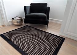 Dørmåtte - Løber Dot sort og sand 90x130 cm fra Tica Copenhagen