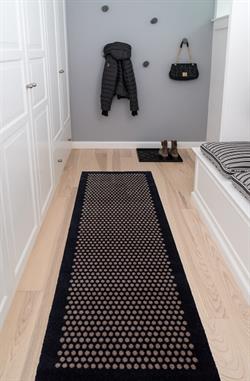 Dørmåtte - Løber Dot sort og sand 67x200 cm fra Tica Copenhagen
