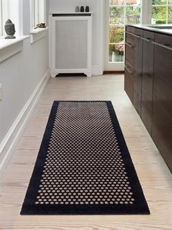 Dørmåtte - Løber Dot sort og sand 90x200 cm fra Tica Copenhagen
