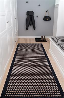 Dørmåtte - Løber Dot sort og sand 90x200 cm fra Tica Copenhagen