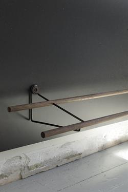 Shoe Rack - Skohylde / skostativ røget eg, sort holder 100 cm fra We Do Wood