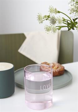 Favoritkop glas i borosilikat glas LOVE i rosa fra Design Letters