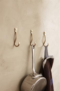 Curvature hook - tre knage i messing fra Ferm Living