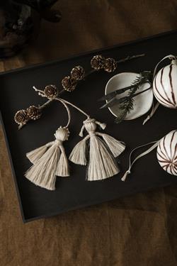 Wing engle i jute ornament ophæng fra Ferm Living