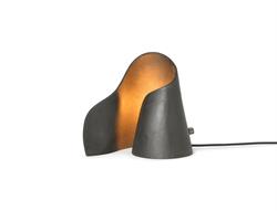 Oyster bordlampe i sort fra Ferm Living