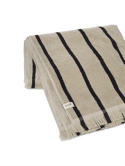 Alee håndklæde i stribet sand/sort fra Ferm Living