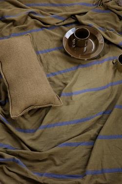 Yard Picnic tæppe i oliven/blå 180x180 cm fra Ferm Living