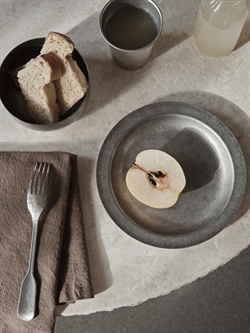 Tumbled Plate - rustfri stål tallerken fra Ferm Living