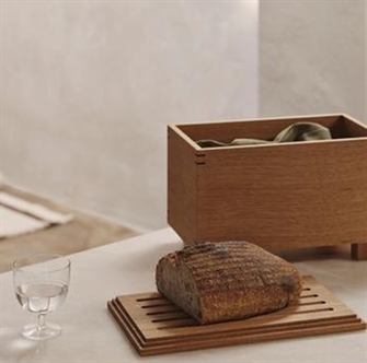 Bon Wooden Box - brødkasse i olieret eg fra Ferm Living