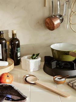 Grydeske med skeholder i brun fra Ferm Living