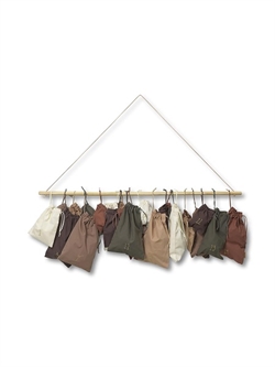 Pakkekalender - med 24 pakkeposer i brune nuancer fra Ferm Living