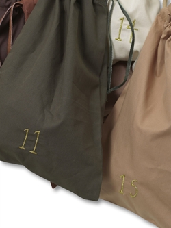 Pakkekalender - med 24 pakkeposer i brune nuancer fra Ferm Living