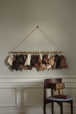 Pakkekalender - med 24 pakkeposer i brune nuancer fra Ferm Living