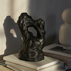 Grotto Piece-  sort skulptur / dørstop fra Ferm Living