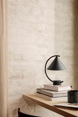 Meridian bordlampe i sort fra Ferm Living