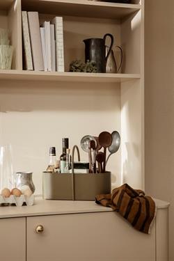 Grip Toolbox - opbevaringskasse med håndtag i oliven fra Ferm Living