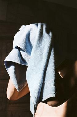 Mono badehåndklæde 70x140 cm flere farver fra HAY