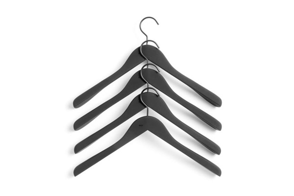 4 Soft Coat bøjler wide med buksestang i sort fra HAY