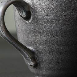 Rustic keramik krus / kop i mørkegrå fra House Doctor