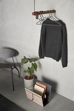 Garderobestang Wall Sving  brun læder / røget eg fra LindDNA
