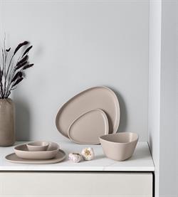 Stoneware dybtallerken sand fra LindDNA